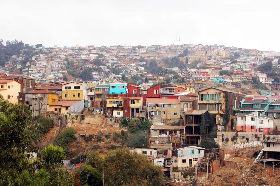 Maisons colorées et collines à Valparaiso au Chili