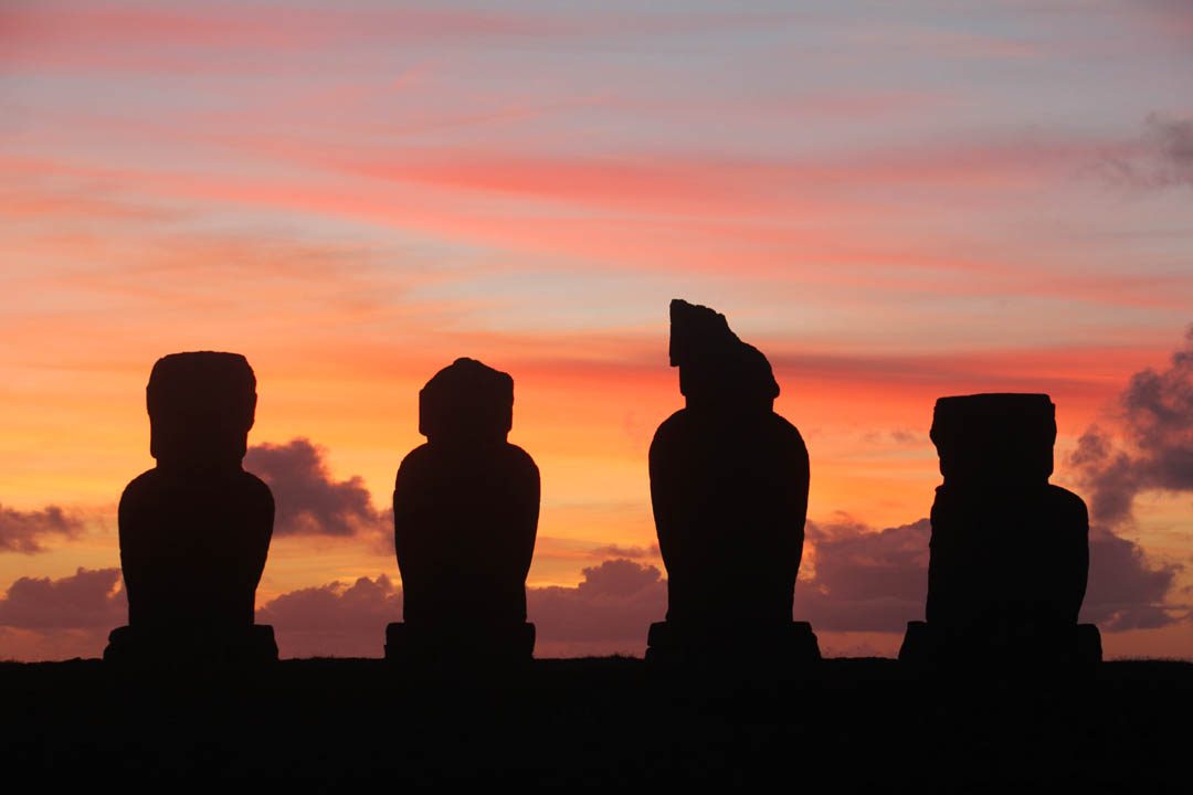Coucher de soleil sur les Moaïs à l'Ile de Pâques - Rapa Nui