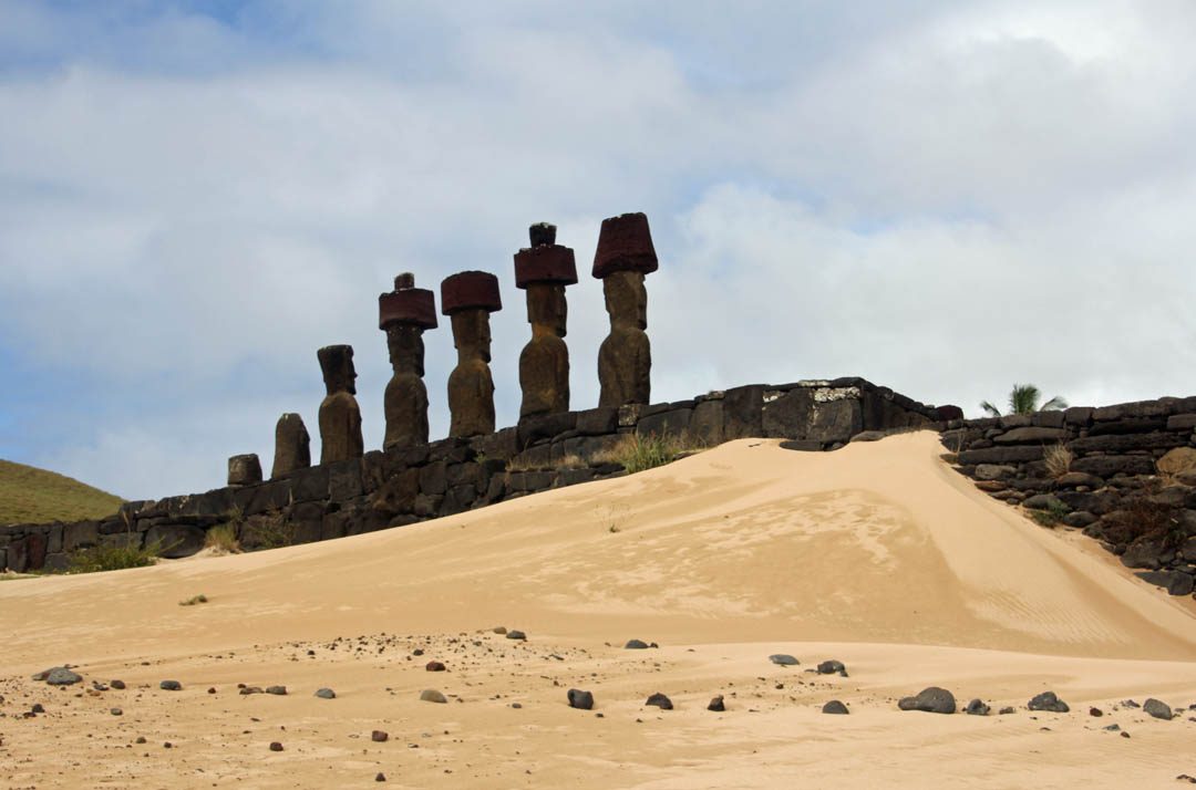 Moaïs sur la plage Anakena à l'Ile de Pâques - Rapa Nui
