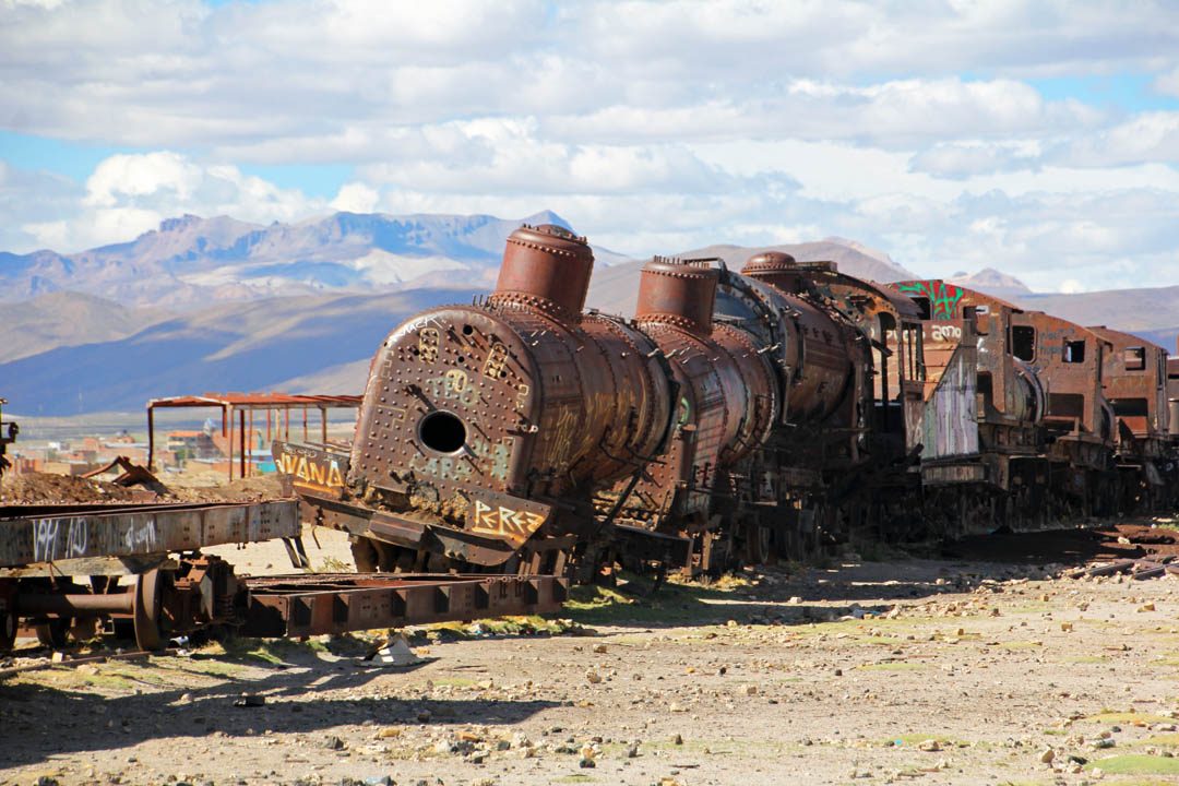 Cimetière de locomotives à vapeur à Uyuni en Bolivie