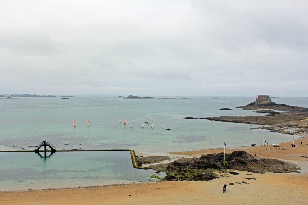 Plage du Bon Secours à Saint-Malo et son plongeoir