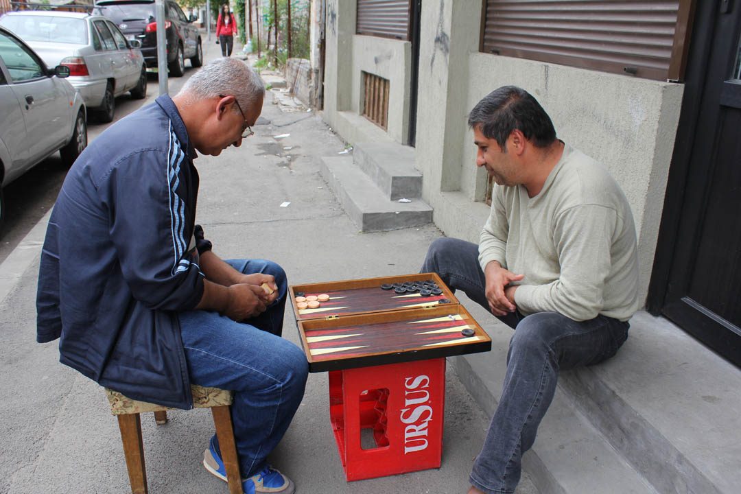 Joueurs de backgammon dans le quartier arménien à Bucarest