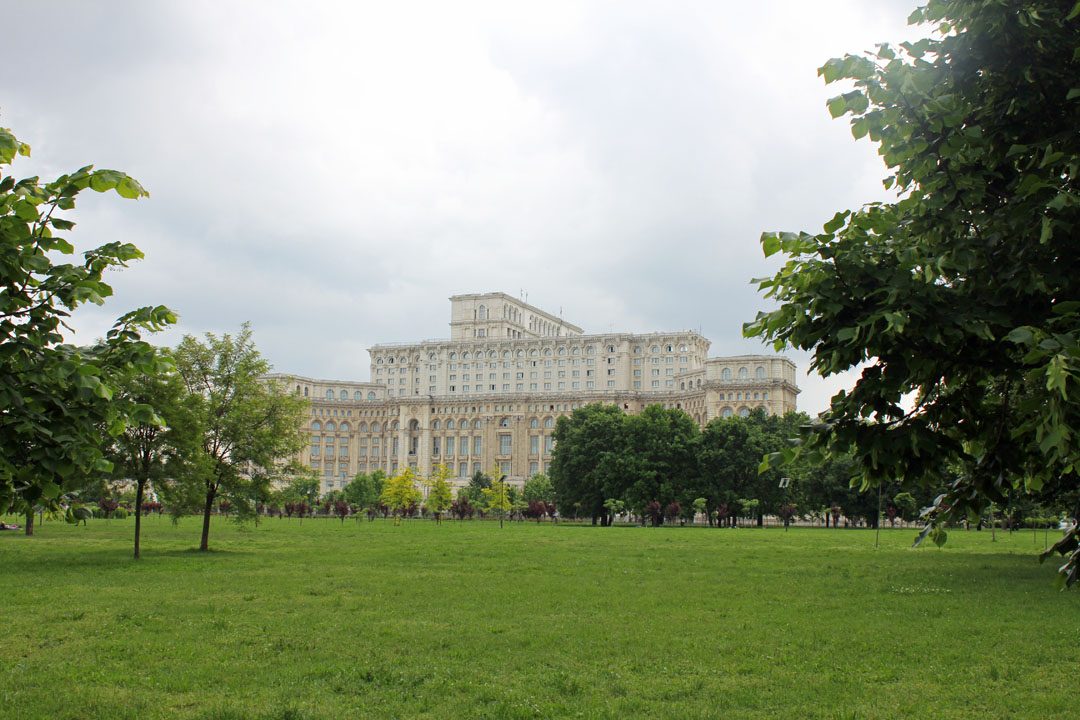 Parlement roumain à Bucarest depuis le parc Izvor