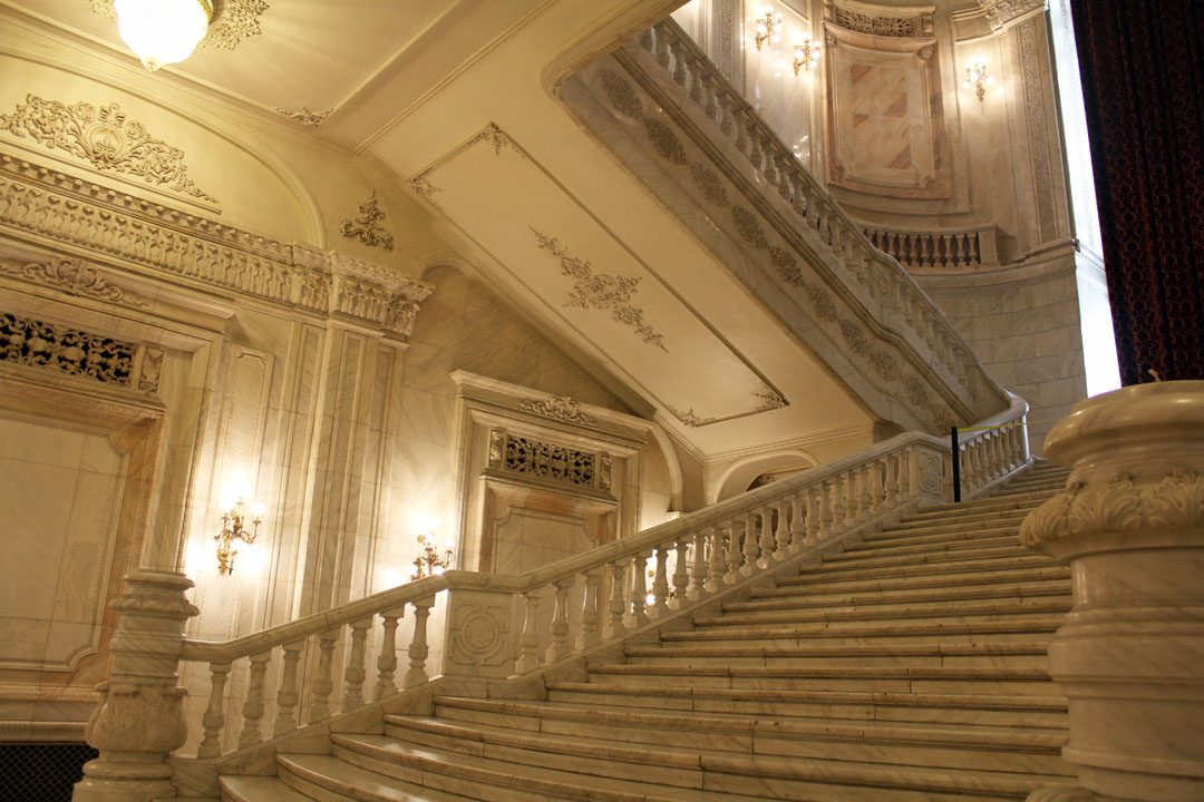 Escaliers du Parlement roumain à Bucarest