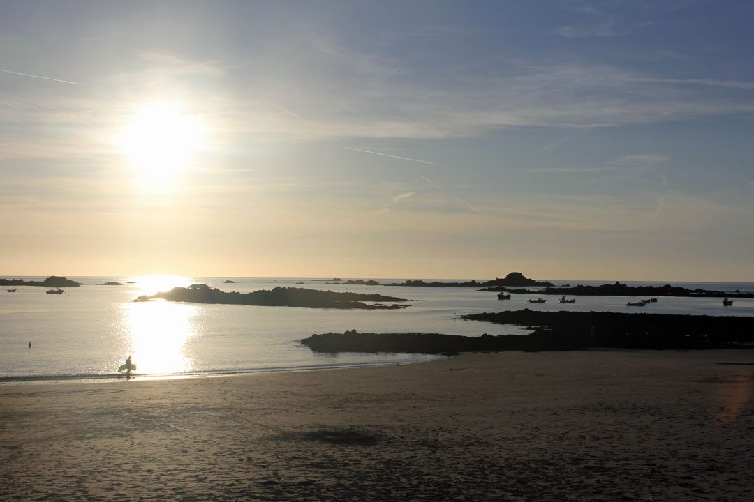 Coucher de soleil à Cobo Bay sur l'île de Guernesey