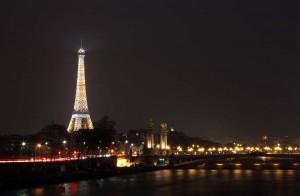 Vue sur Tour Eiffel scintillante de nuit