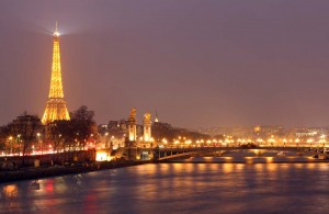 Vue sur Tour Eiffel de nuit