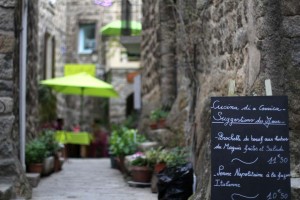 Ruelle et restaurant à Sartène en Corse du Sud