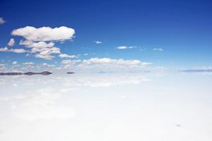 Eau sur le Salar d'Uyuni en Bolivie