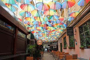 Parapluies suspendus à Bucarest