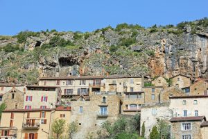 Village troglodyte de Peyre dans l'Aveyron