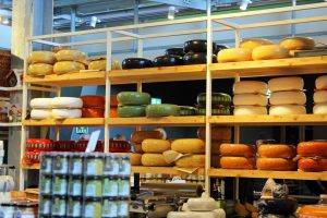 Acheter du fromage hollandais dans la halle au marché de Rotterdam