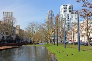 Sur le bord du canal à Rotterdam