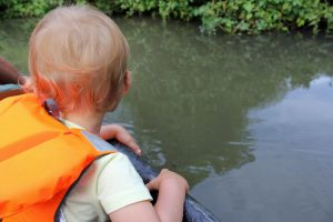 Balade en barque dans le Marais Poitevin avec un bébé