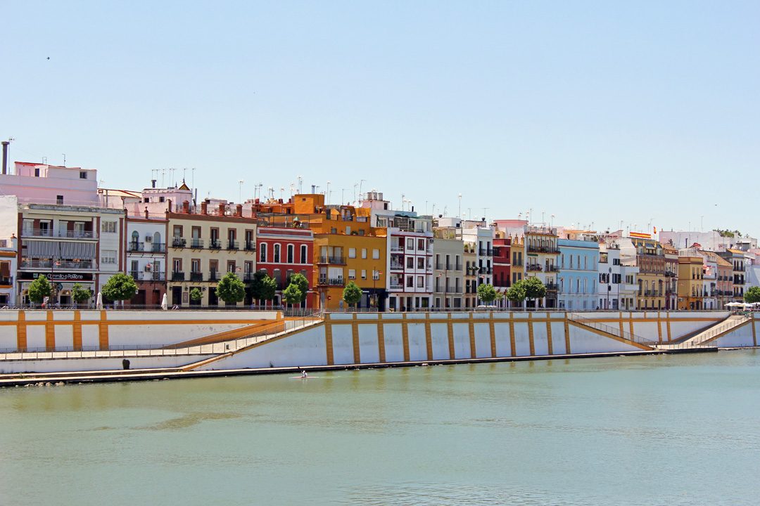La Calle Betis colorée à Séville en Espagne