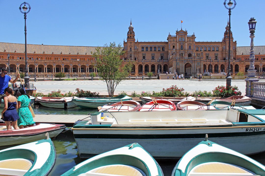 Faire un tour en barque sur la Plaza De Espana à Séville en Andalousie