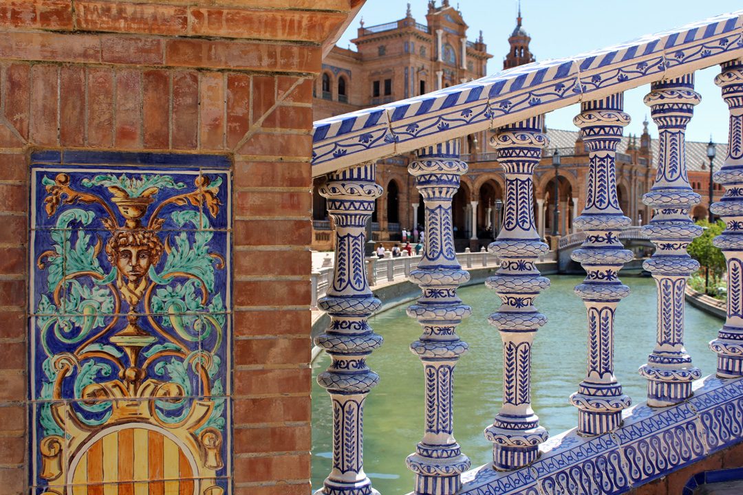 Céramique sur les ponts de la Plaza De Espana à Séville en Andalousie